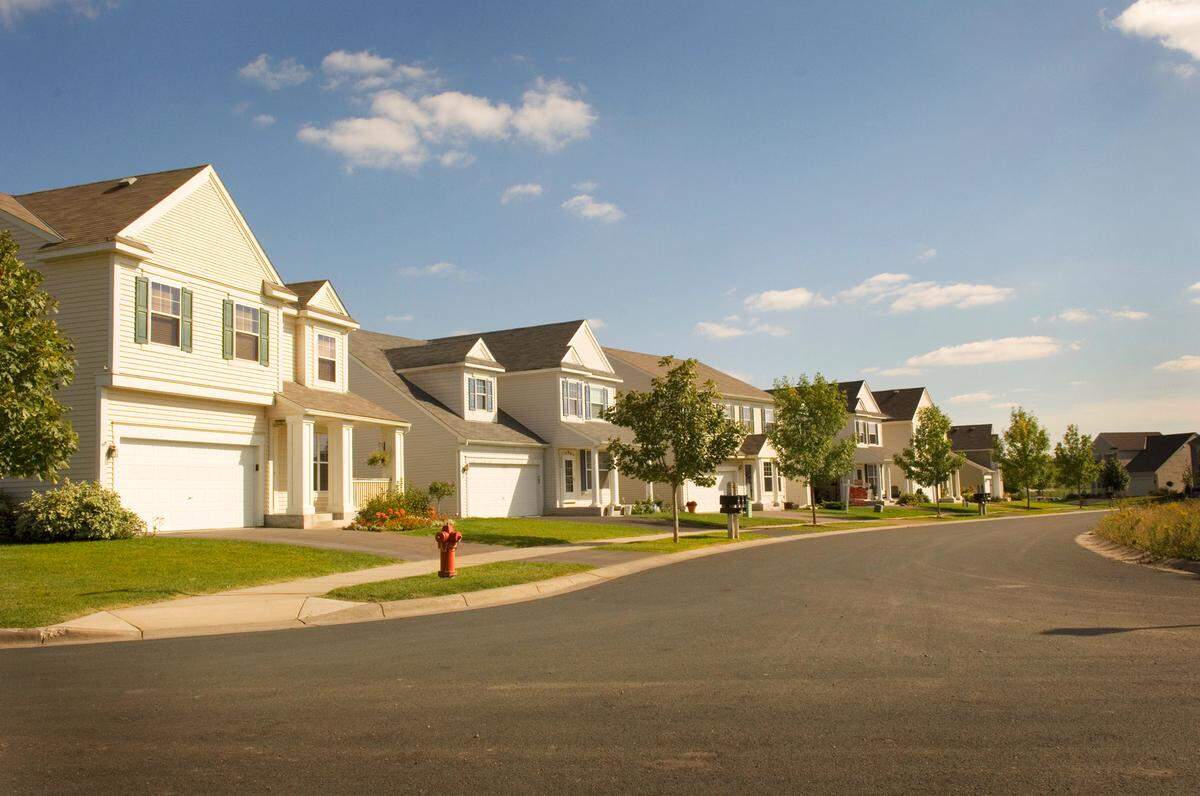 California home prices have climbed to a new record, reaching the highest level seen in 10 months, according to real estate experts.