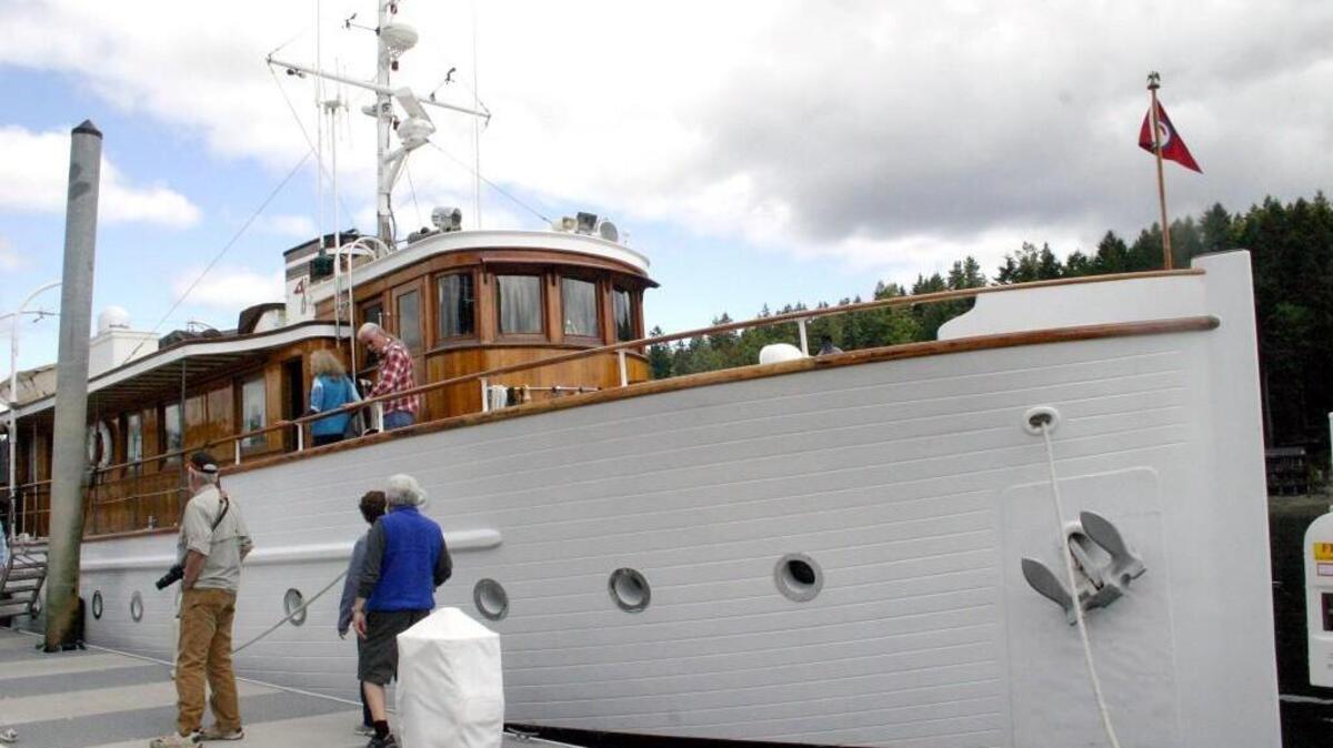 Visitors tour the Deepleap at the Tides Tavern Classic Boat Show in 2005.
