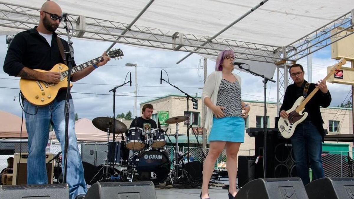 Palmer Junction blues band plays the 2015 Tacoma Jazz and Blues Festival along South Tacoma Way.