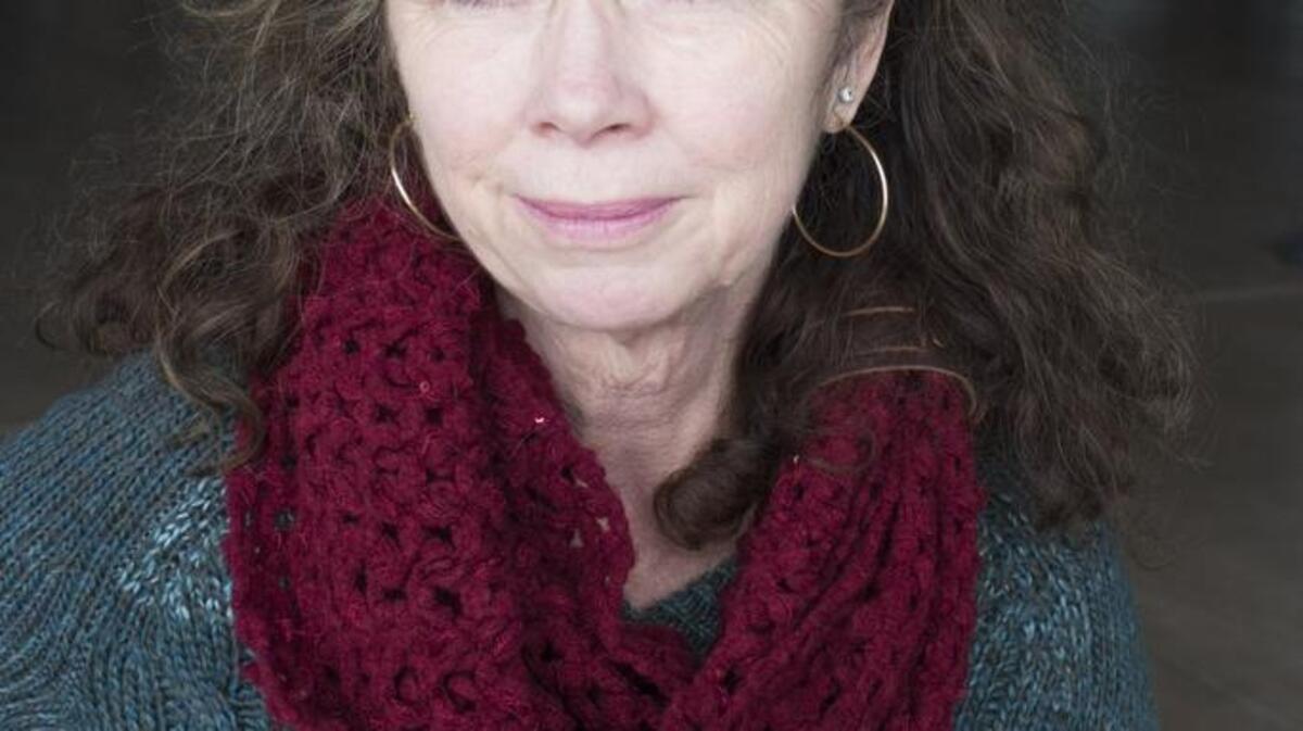 Susan Warner will step down as artistic director of the Museum of Glass to take up the post of executive director at the Vashon Center for the Arts.