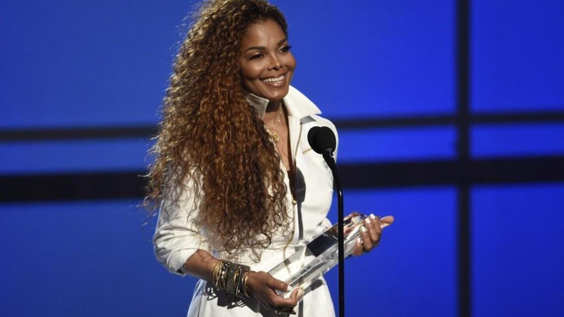 Janet Jackson postpones tour until 2017