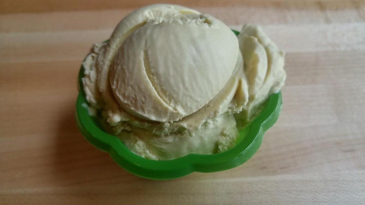 A single scoop of pistachio gelato.