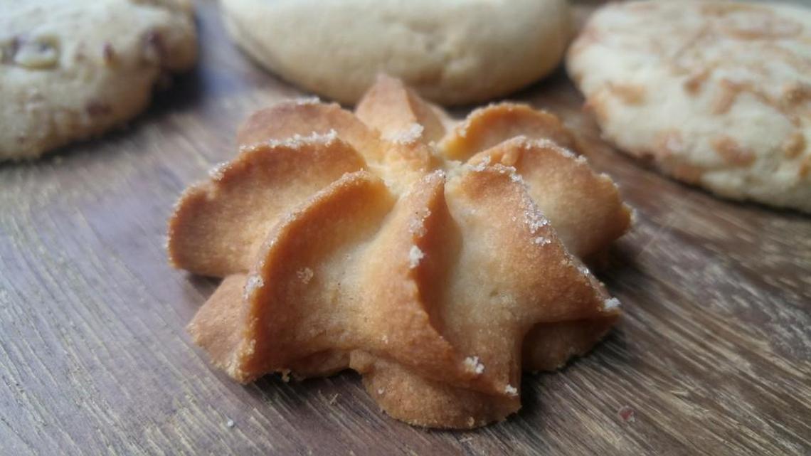 A butter spritz cookie from Pasteles Finos del Angel.