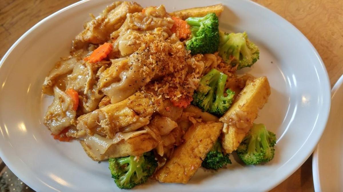 The Thai noodle dish pad see ew with tofu and broccoli at Baan Thai.