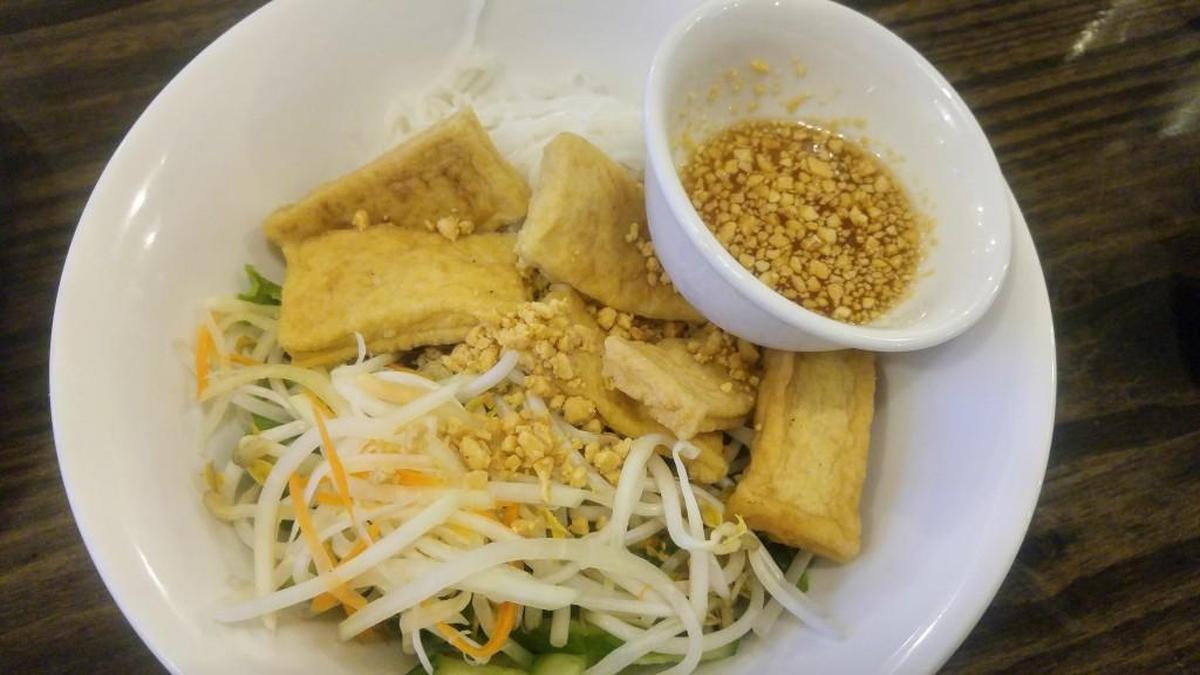 The vegan salad is made with tofu at La Cà Bar.