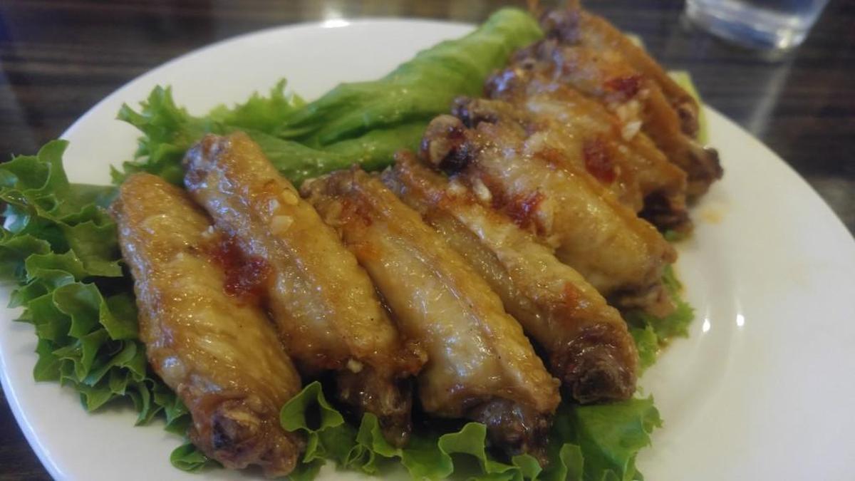 Chicken wings with fish sauce from La Cà Bar.