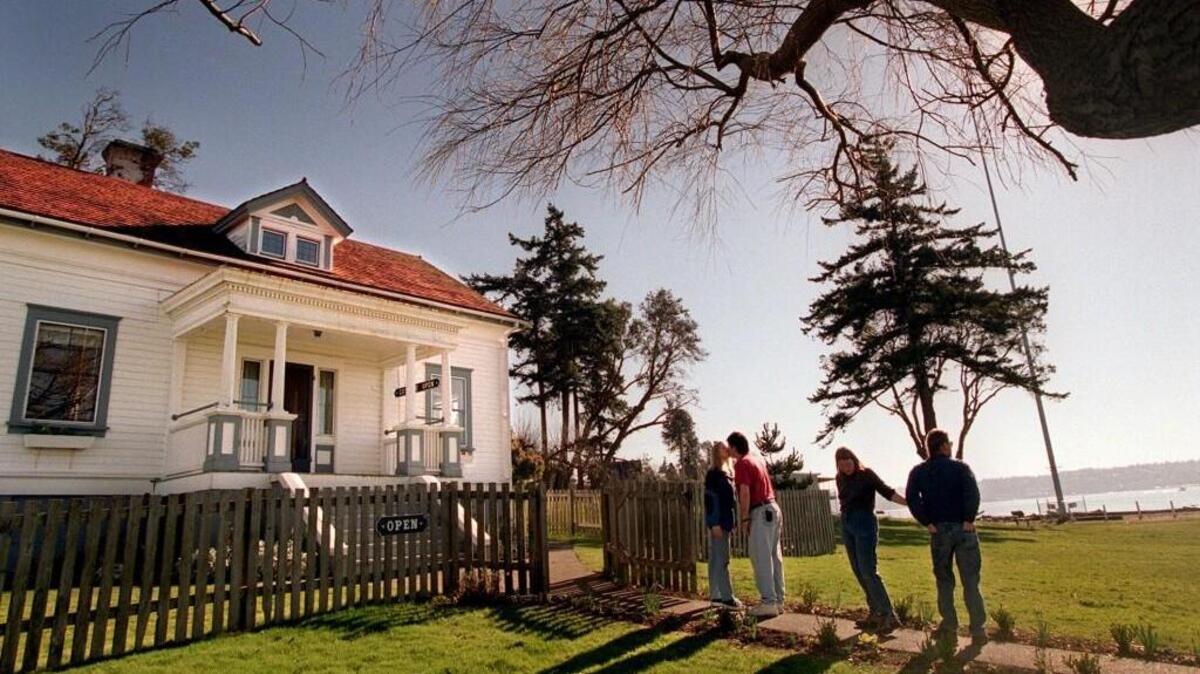 Enjoy an old-fashioned Christmas Tea at the Browns Point Lighthouse and cottage.