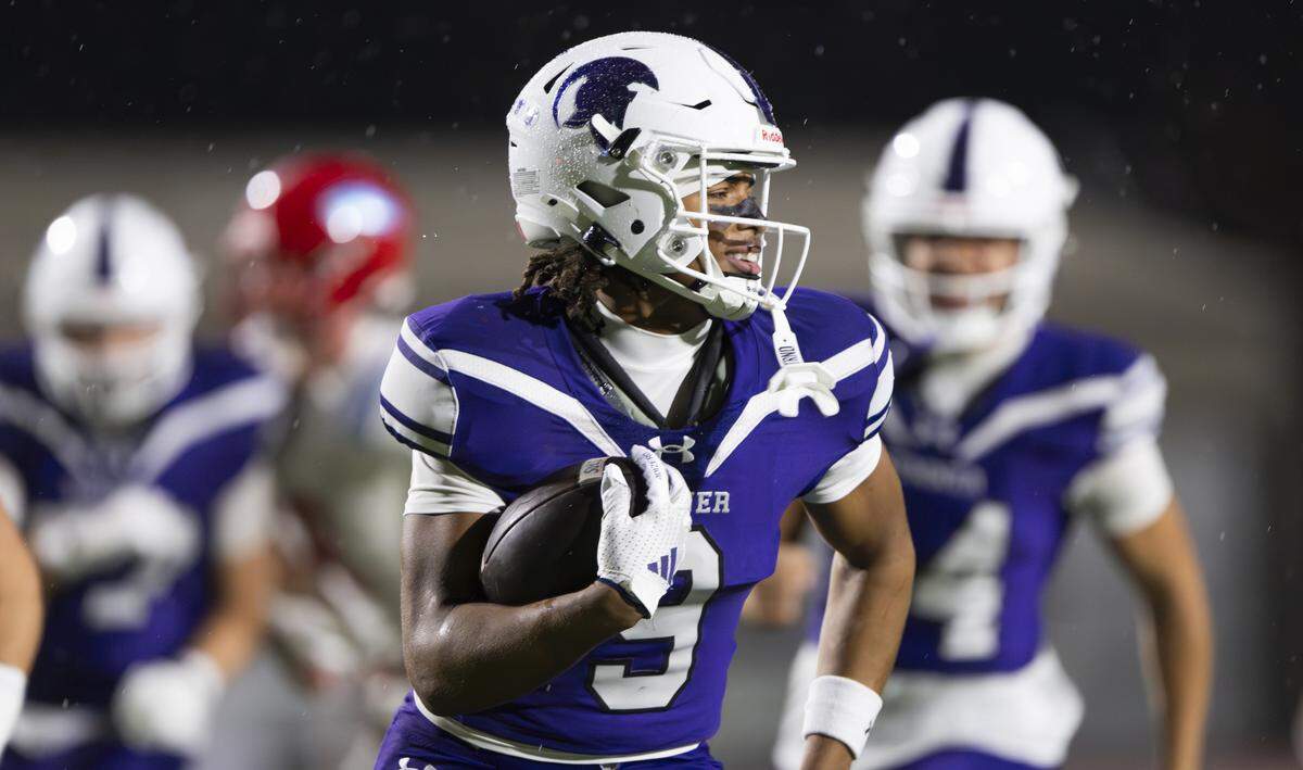 Sumner running back Lance McGee (9) carries in a touchdown against Eastmont during the first half of the game, at Sunset Chev Stadium on Friday, Nov. 7, 2025, in Sumner.