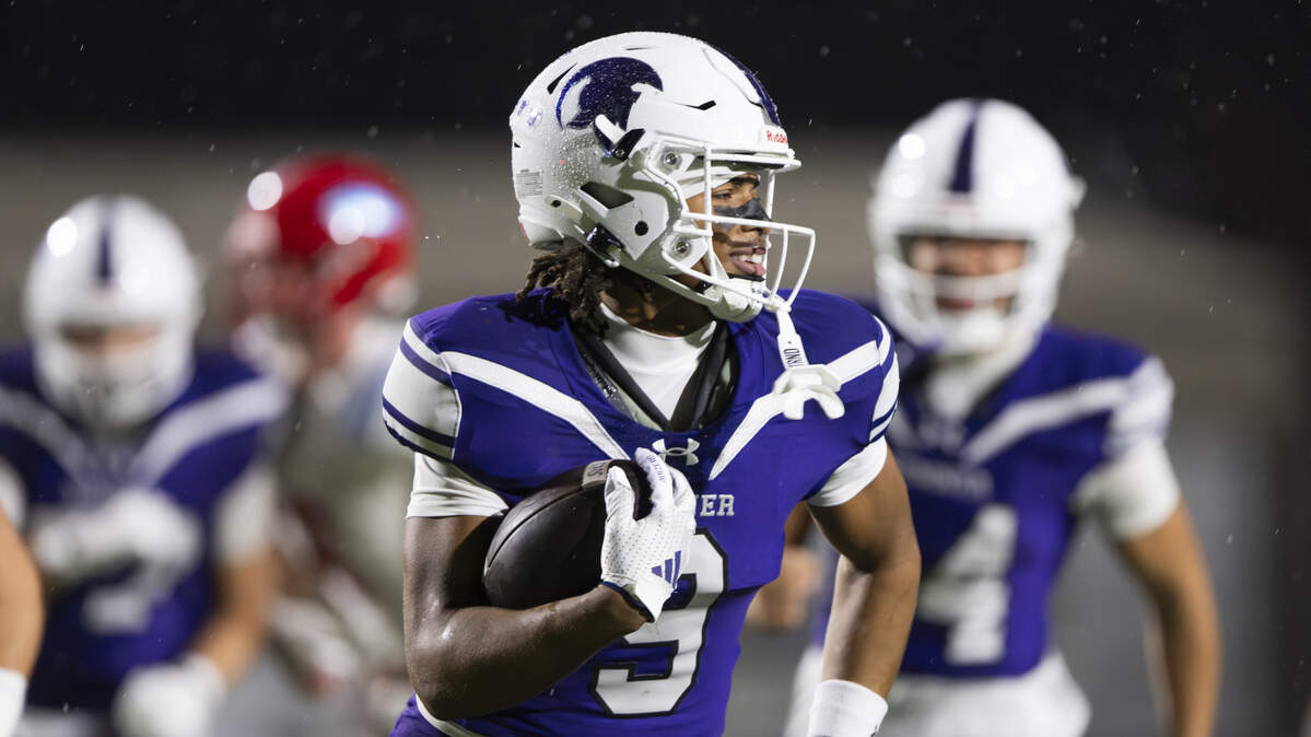 Sumner running back Lance McGee (9) carries in a touchdown against Eastmont during the first half of the game, at Sunset Chev Stadium on Friday, Nov. 7, 2025, in Sumner, Wash.