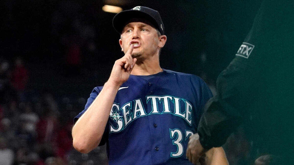 Seattle Mariners relief pitcher Paul Sewald gestures toward the crowd as he forces out Los Angeles Angels’ Jose Rojas at first to end the baseball game Friday, Sept. 24, 2021, in Anaheim, Calif. The Mariners won 6-5. (AP Photo/Mark J. Terrill)