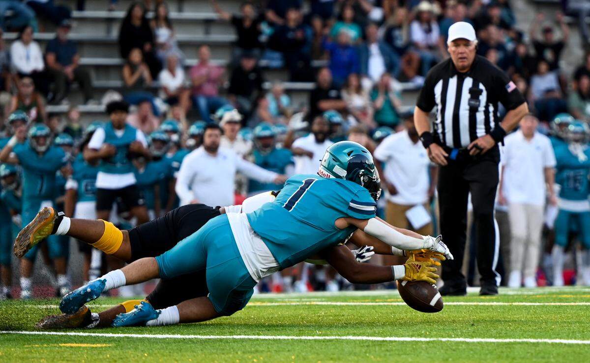 Auburn Riverside’s Andrew Shrader (1) dives on the ball recovering Lincoln’s rezone fumble during the first half of the high school football game at Auburn Memorial Stadium, Friday, Sept. 1, 2023, Auburn, Wash.