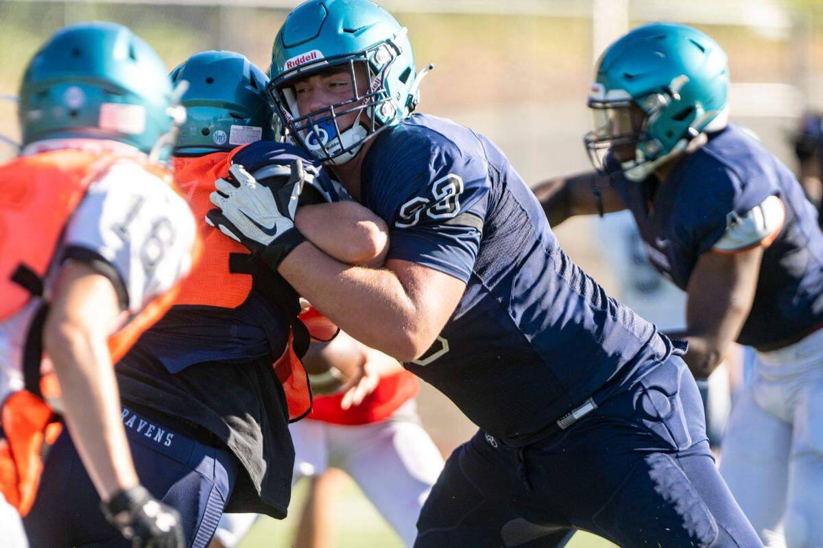 Auburn Riverside offensive tackle Nathan Pritchard run blocks during team drills on Monday, Aug. 22, 2022, at Auburn Riverside High School in Auburn, Wash.
