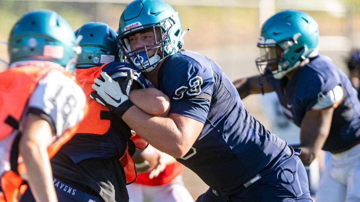 Auburn Riverside offensive tackle Nathan Pritchard run blocks during team drills on Monday, Aug. 22, 2022, at Auburn Riverside High School in Auburn, Wash.