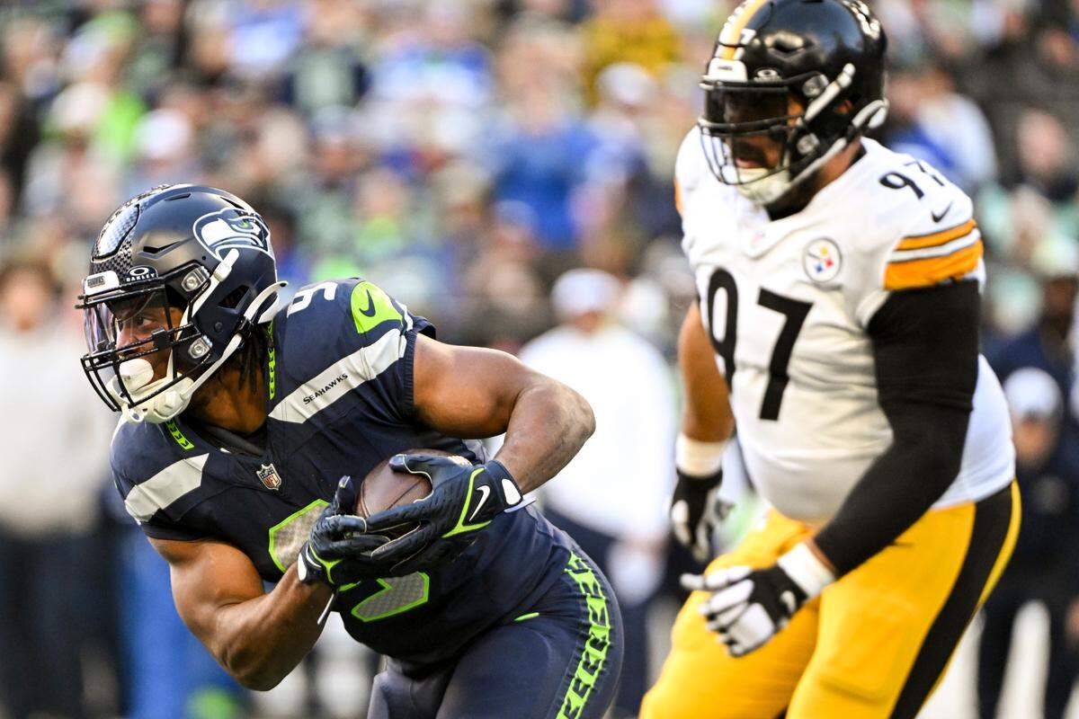 Seattle Seahawks running back Kenneth Walker III (9) carries the ball against the Pittsburgh Steelers during the first quarter of the game at Lumen Field, on Sunday, Dec. 31, 2023, in Seattle, Wash.