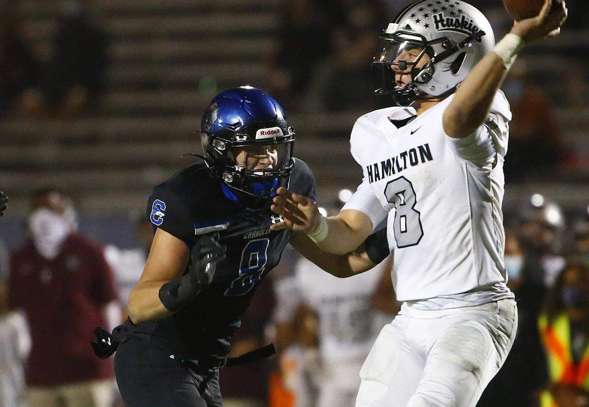 Chandler’s Hank Pepper (8) puts pressure on Hamilton’s Nicco Marchiol (8) during a game at Chandler High School in Chandler, Ariz. on Nov. 20, 2020.