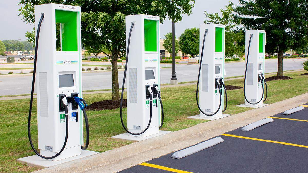 Walmart has introduced electric vehicle charging stations at six Washington state stores.