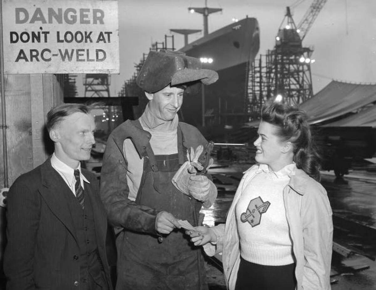 On March 17, 1941, William F. Porter (center), a member of the Boilermakers’ union employed at the Seattle-Tacoma Shipyard, bought five tickets from then Donna Mae Jaden for a fund raising concert being given in Tacoma. Oscar Williams (left) was chairman of the Young Men’s Business Club committee sponsoring the concert. Jaden, a member of the Stadium High School Girl’s Glee Club, later became the actress Janis Paige.