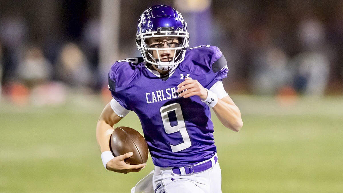 Carlsbad quarterback Julian Sayin (9).
