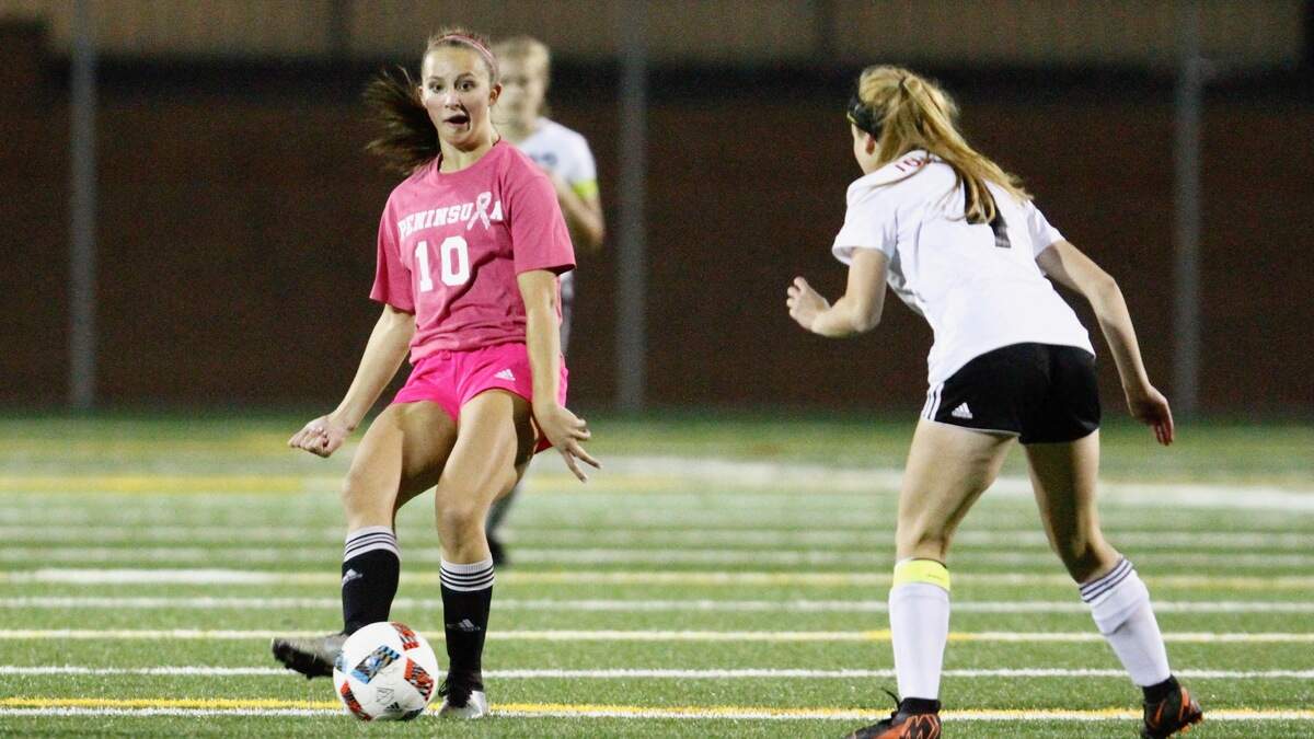 Peninsula’s Madison Grande plays a ball through to a teammate against Yelm on Thursday night.