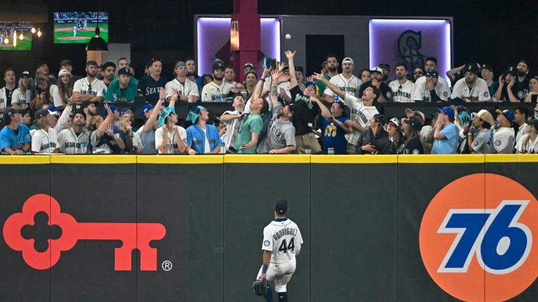 Astros sweep Mariners in 18-inning marathon game 3