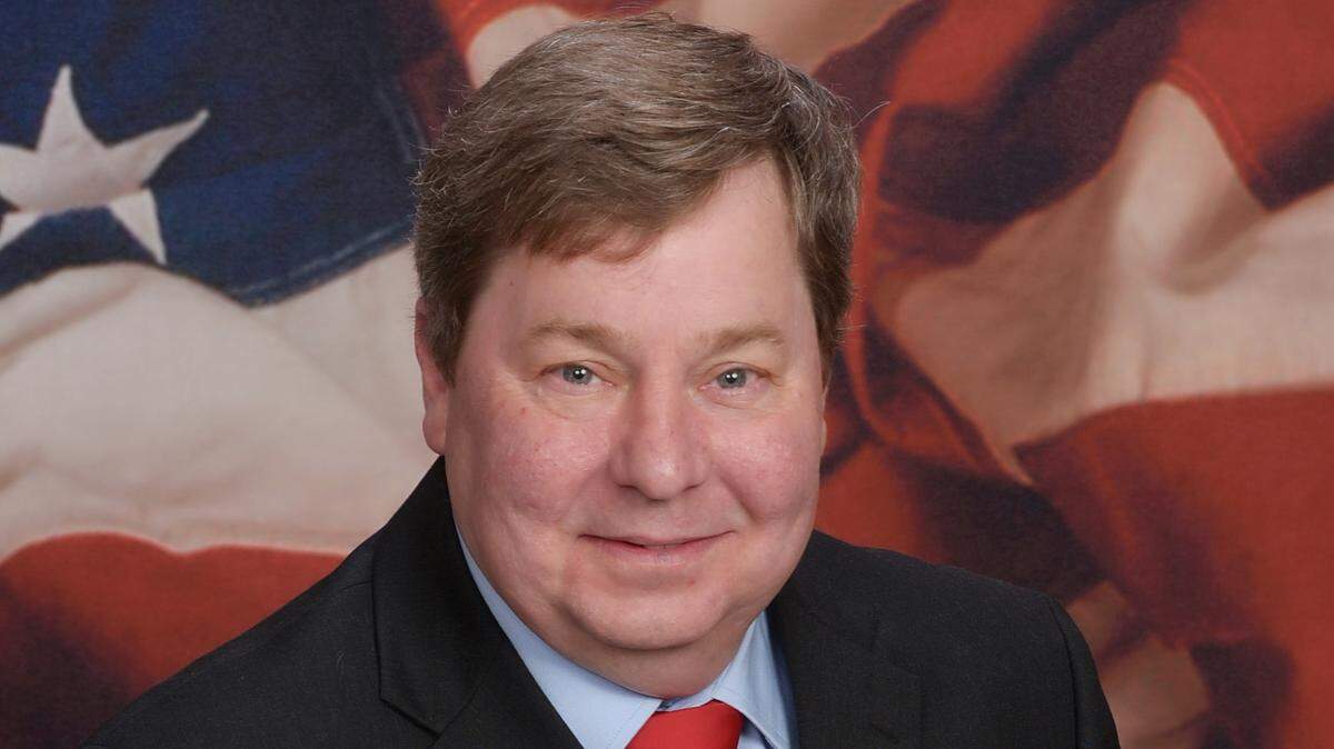 Donald Hewett on Thursday announced his candidacy to represent the 10th Congressional District, which covers nearly all of Thurston County, most of Pierce County and a portion of Mason County.