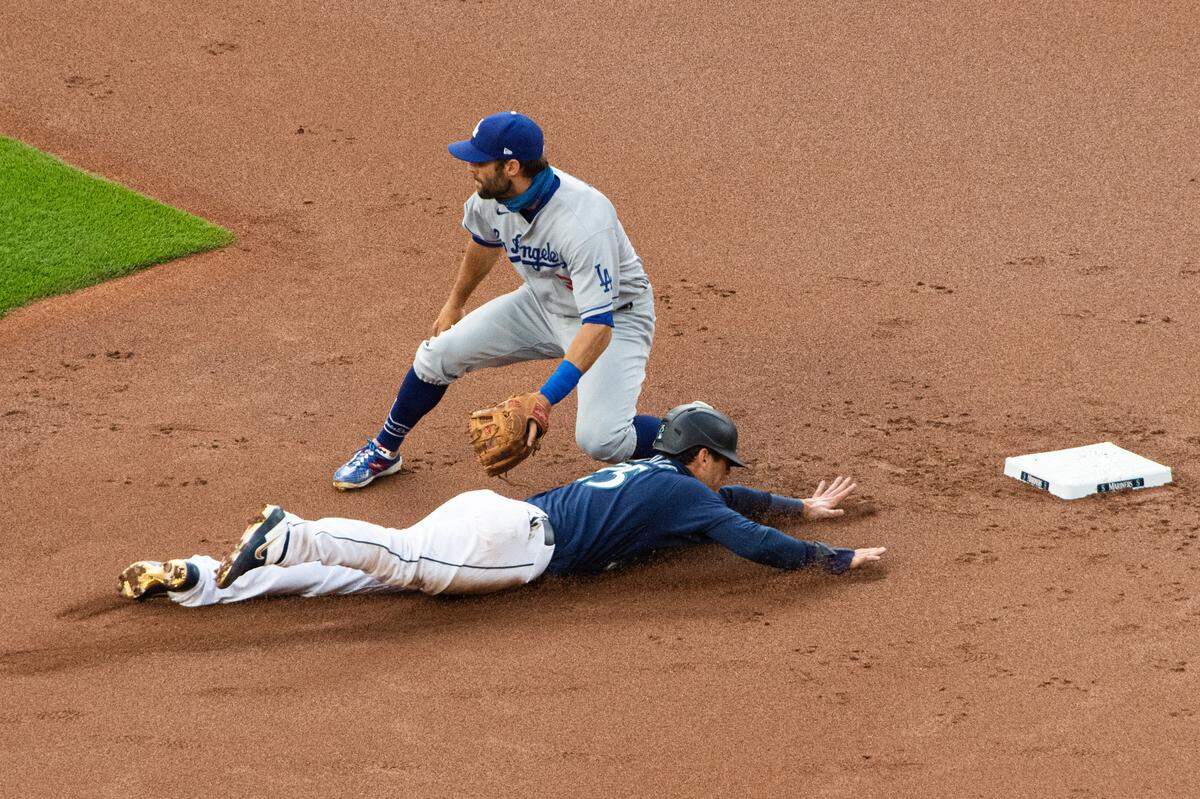 Seattle Mariners shortstop Dylan Moore (25) steals second during the first inning. The Seattle Mariners played the Los Angeles Dodgers in a Major League Baseball game at T-Mobile Park in Seattle, Wash., on Wednesday, Aug. 19, 2020.