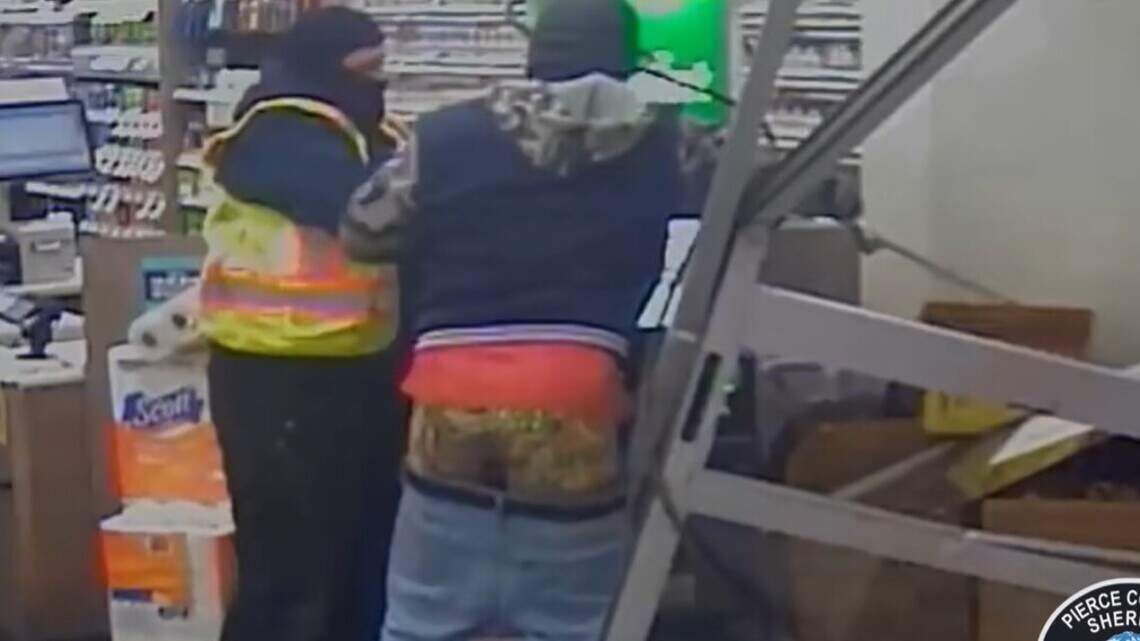 Video: Droopy drawers didn’t help this inept criminal in smash and grab ATM theft