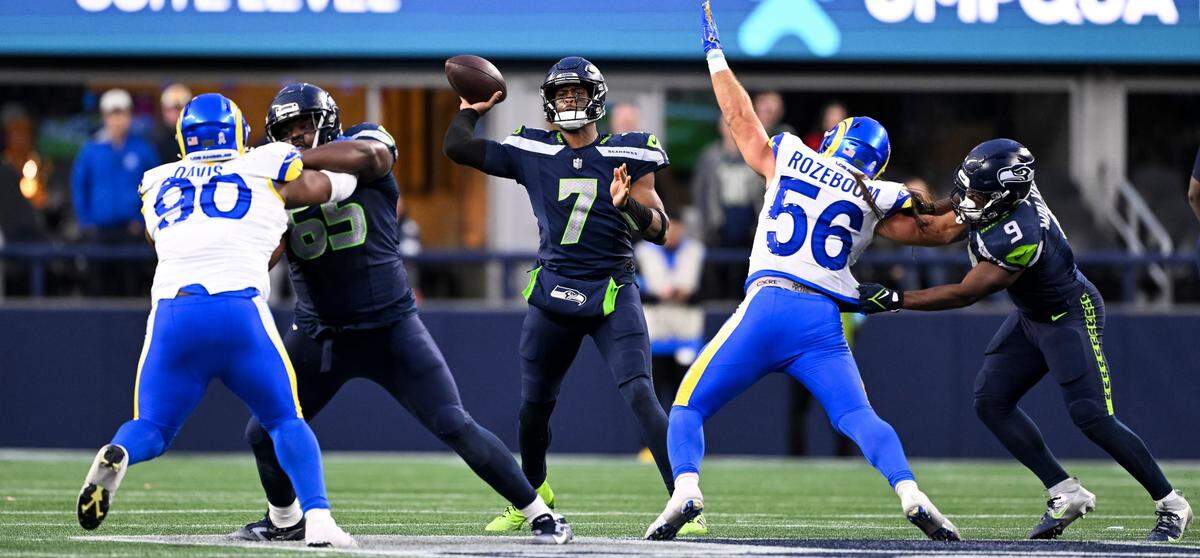 Seattle Seahawks quarterback Geno Smith (7) passed the ball during the fourth quarter of the game against the Los Angeles Rams at Lumen Field, on Sunday, Nov. 3, 2024 in Seattle, Wash.