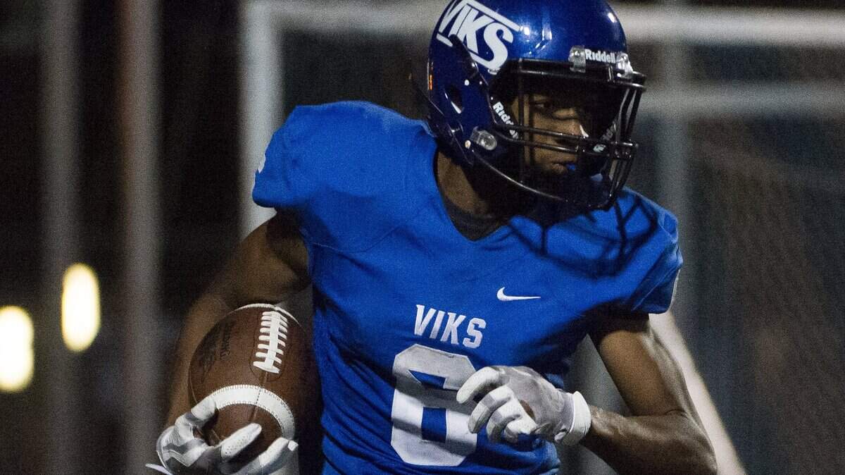 Curtis’ Marlon Jones runs in the third quarter. Puyallup played Curtis at Curtis High School in Tacoma, Wash., on Friday, September 1, 2017.