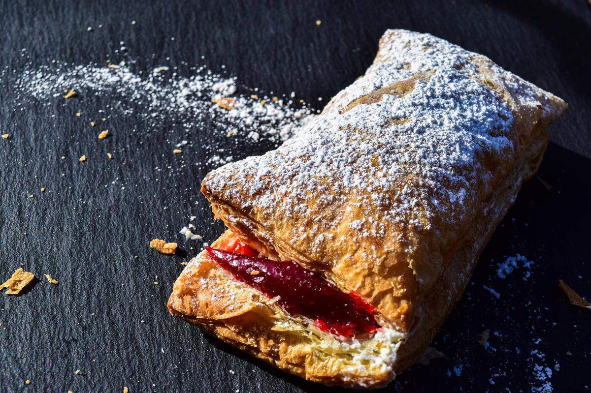 Popular pastries include flaky numbers filled with guava jelly and sweet cheese.