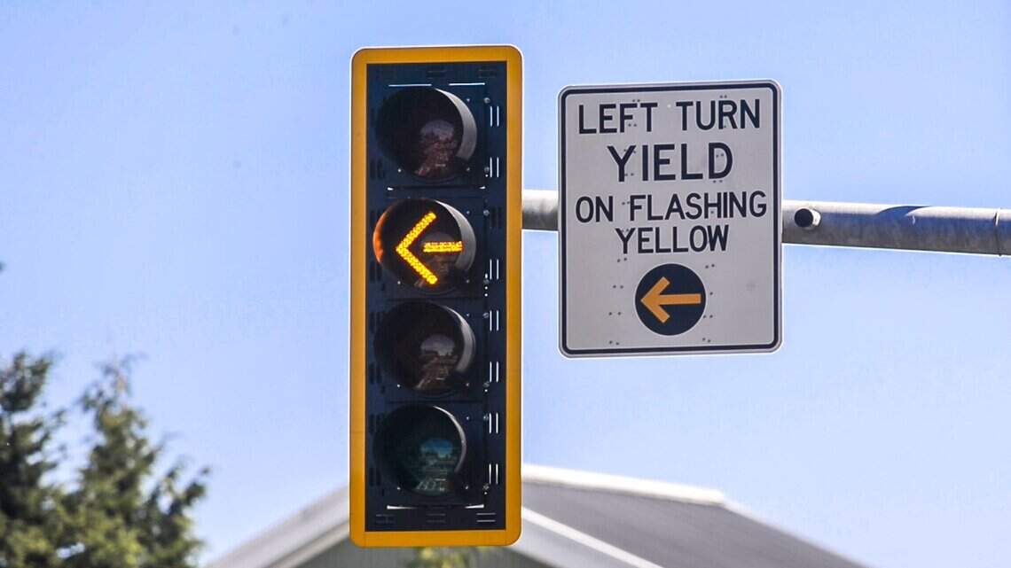 What do flashing yellow left turn lights mean? How do they work ...