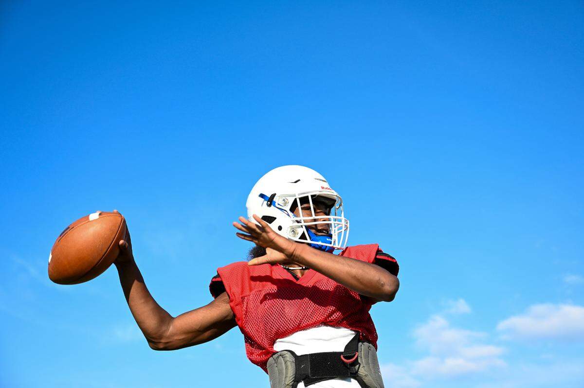 Washington’s Kai Kai Hale throws the ball during a practice at Washington High School, Monday, Aug. 21, 2023, in Tacoma, Wash.