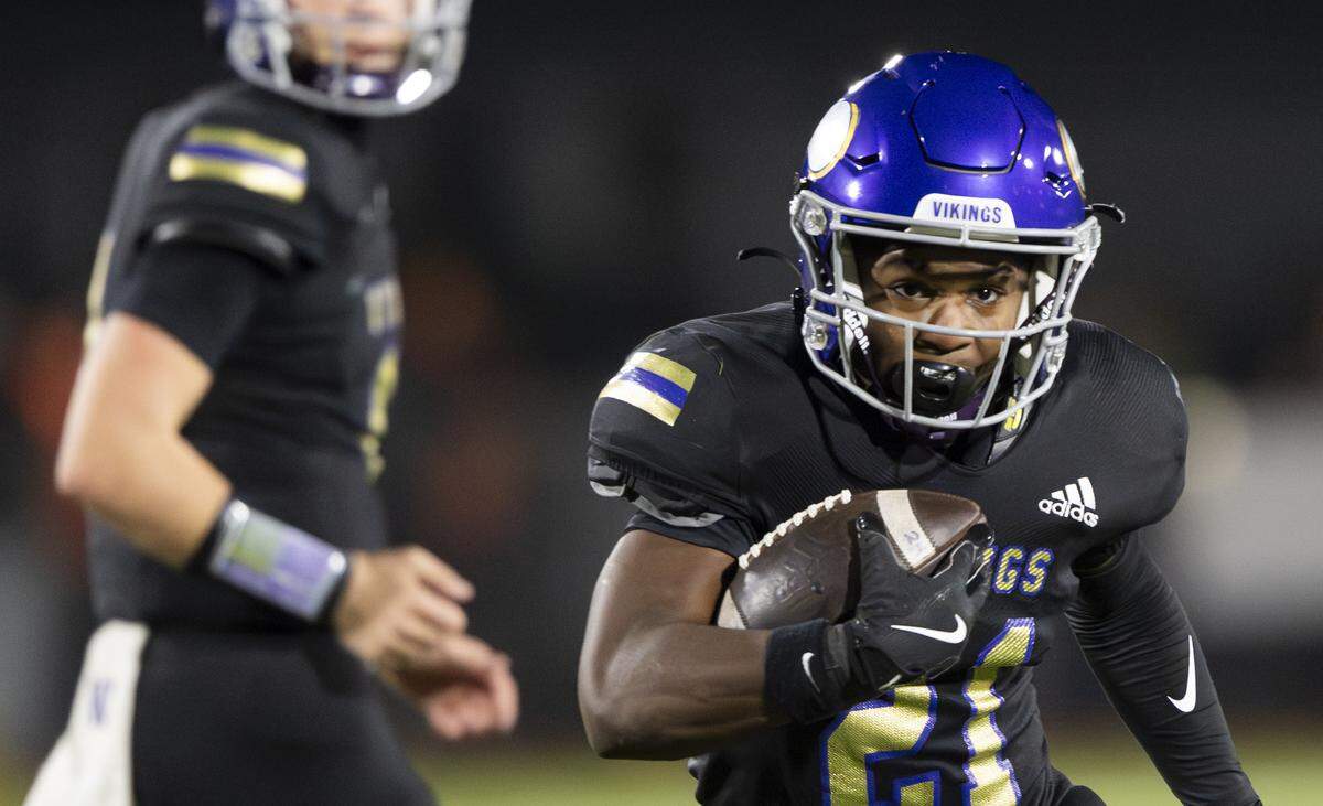 Puyallup running back Briytan Bailey (21) carries the ball during the second half of the game against the Sumner Spartans at Sparks Stadium, on Saturday, Oct. 4, 2025, in Puyallup, Wash.