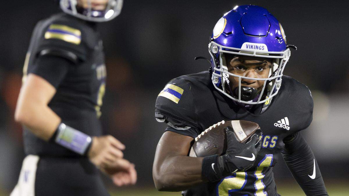 Puyallup running back Briytan Bailey (21) carries the ball during the second half of the game against the Sumner Spartans at Sparks Stadium, on Saturday, Oct. 4, 2025, in Puyallup, Wash.