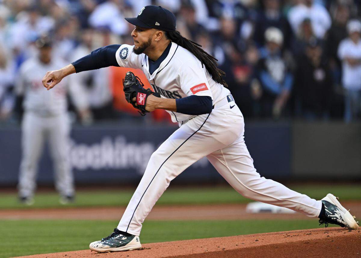 Seattle Mariners pitcher Luis Castillo (58) pitches during the first inning of Game 2 of the AL Division Series against the Detroit Tigers at T-Mobile Park, on Sunday, Oct. 5, 2025, in Seattle.