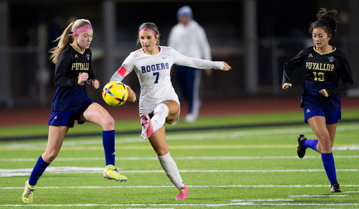 Rogers’ Kiara Scheidt (7) kicks the ball against Puyallup during the match at Sparks Stadium, on Tuesday, Oct. 29, 2024 in Puyallup, Wash.