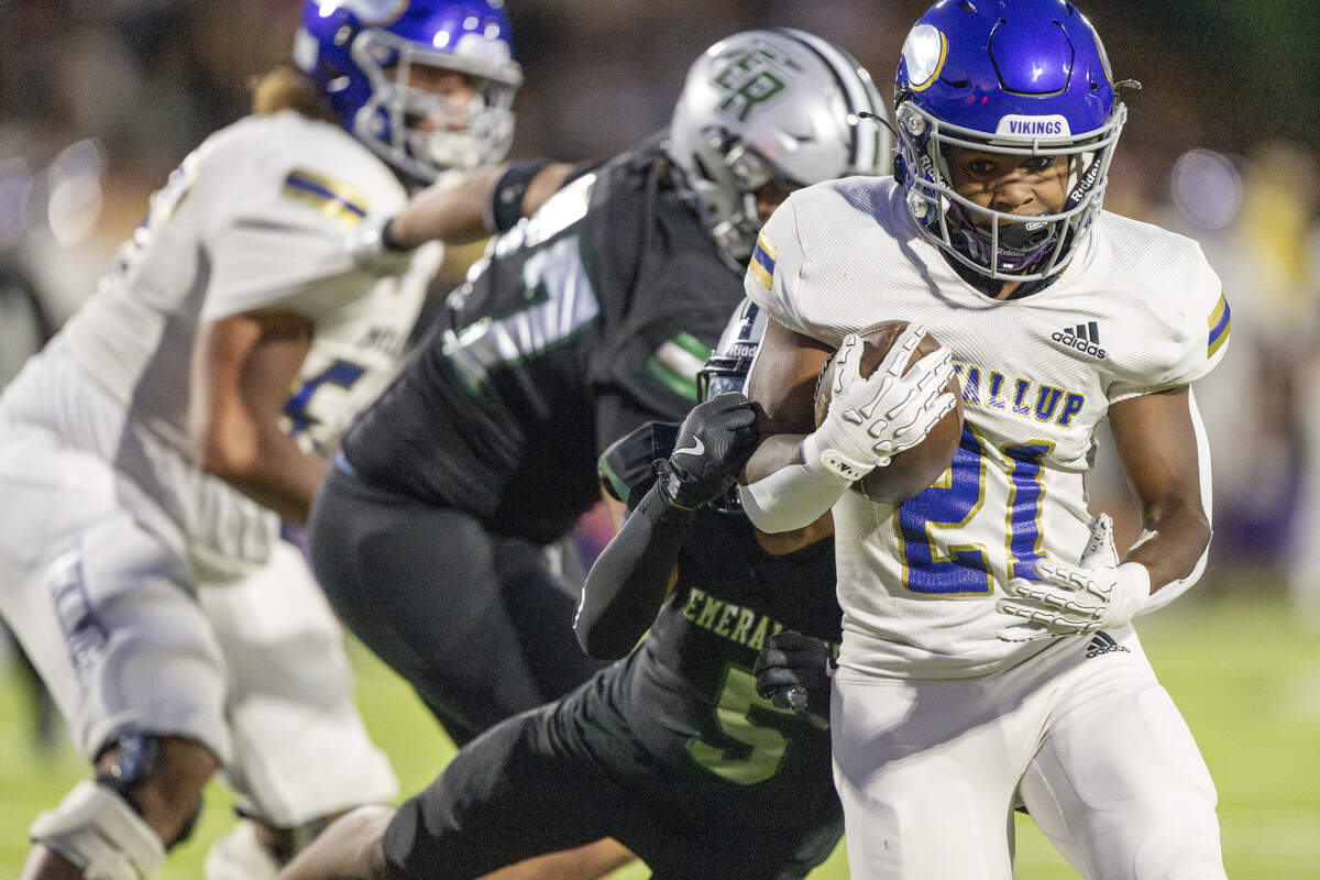 Puyallup’s Briytan Bailey (21) pulls away from Emerald Ridge’s Jesus Sepulveda (5) to carry the ball into the end zone for a touchdown on Friday, Sept. 26, 2025, in Puyallup, Wash.