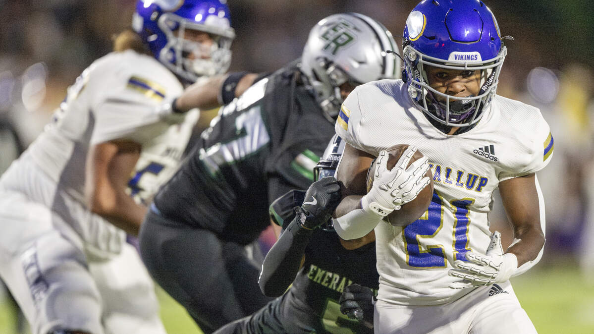 Puyallup’s Briytan Bailey (21) pulls away from Emerald Ridge’s Jesus Sepulveda (5) to carry the ball into the end zone for a touchdown on Friday, Sept. 26, 2025, in Puyallup, Wash.