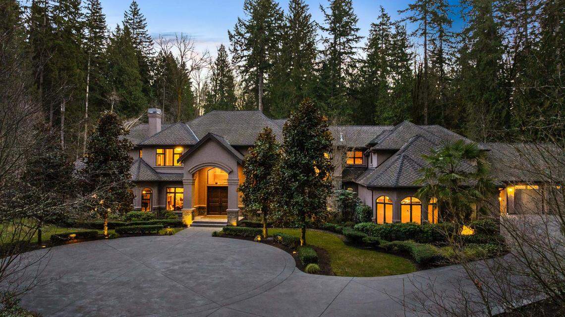 Former Washington Huskies legend Lawyer Milloy lists his mansion. Have a look around