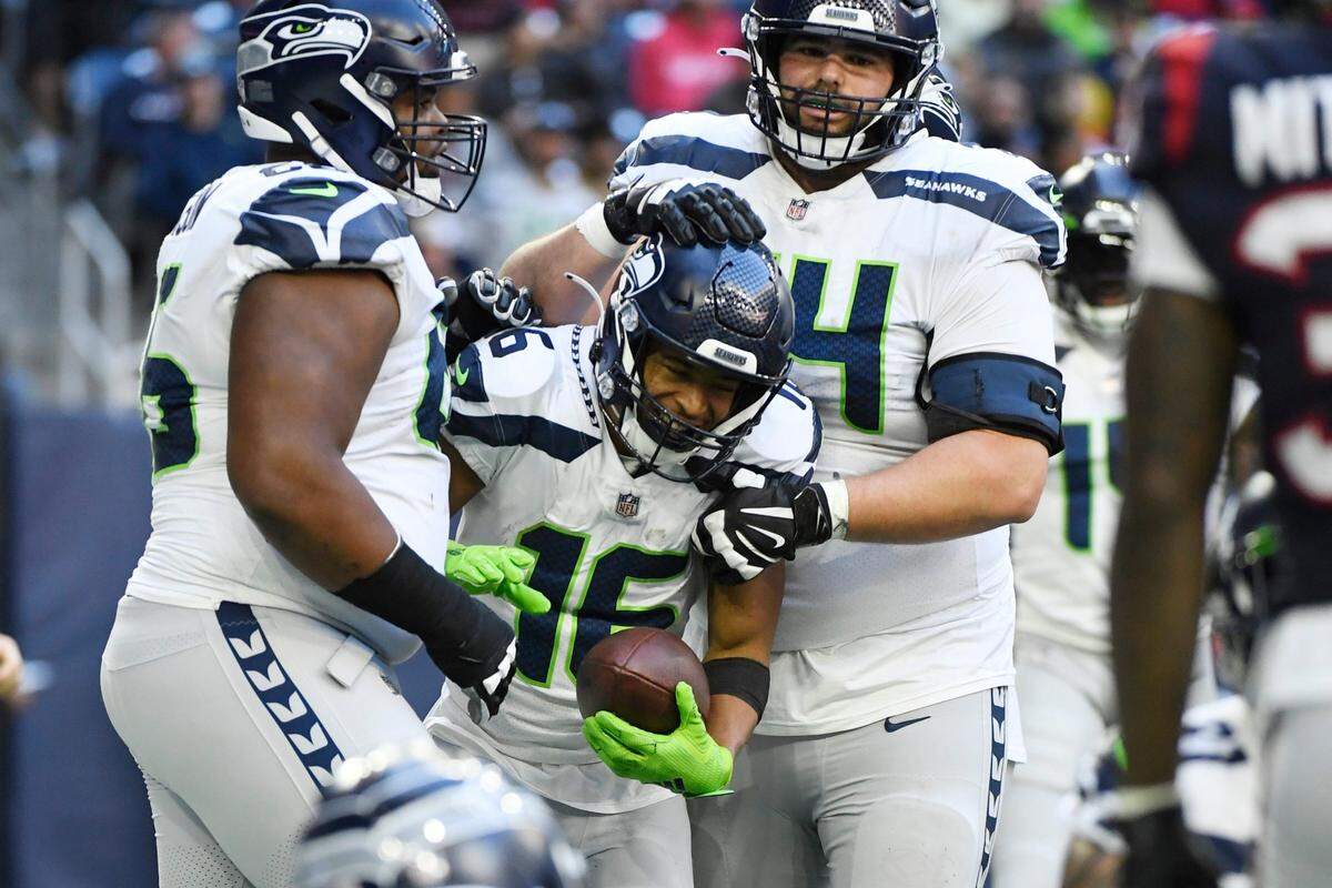Seattle Seahawks wide receiver Tyler Lockett (16) celebrates with teammates after catching a pall for a two-point conversion against the Houston Texans during the second half of an NFL football game, Sunday, Dec. 12, 2021, in Houston. (AP Photo/Justin Rex )