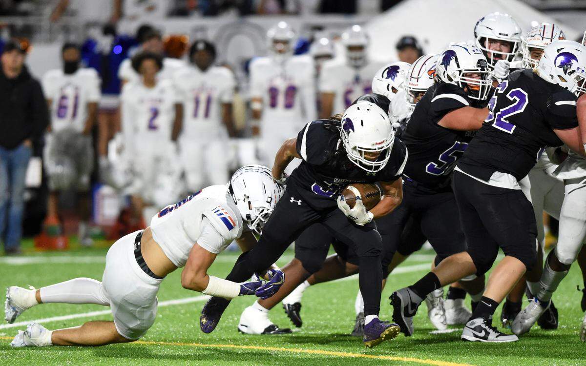 Sumner’s Steele Isaacs (34) carries the ball against Graham-Kapowsin’s Noah Flores (9) during the first half of the game at Sumner High School, Thursday, Sept. 28, 2023, in Sumner, Wash.