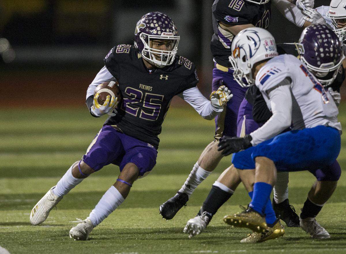 Lake Stevens’ Kasen Kitchen runs the ball in a Class 4A state quarterfinals game against Graham-Kapowsin on Saturday, Nov. 17, 2018 at Lake Stevens High School.