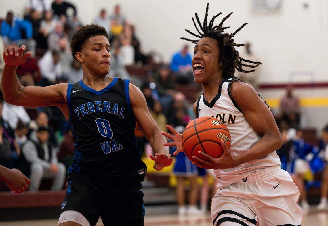 Lincoln’s Davion Shareef-Dulaney (3) goes to the net against Federal Way’s Marcel Jones (0) during the second half of the 3A District 3/4 tournament boys semifinal on Tuesday, Feb. 18, 2025, in Tacoma, Wash.