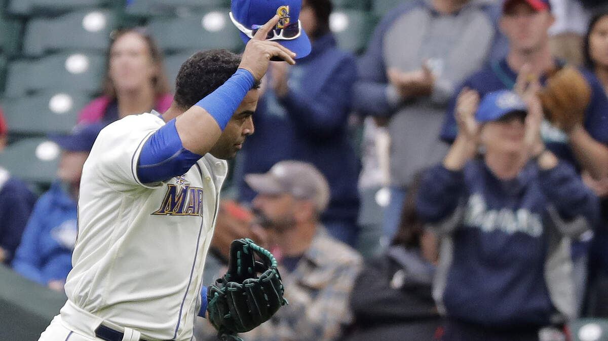Seattle Mariners’ Nelson Cruz tips his cap as he heads to the dugout after he was replaced by Ben Gamel in right field during the fourth inning of a baseball game against the Texas Rangers, Sunday, Sept. 30, 2018, in Seattle. (AP Photo/Ted S. Warren)