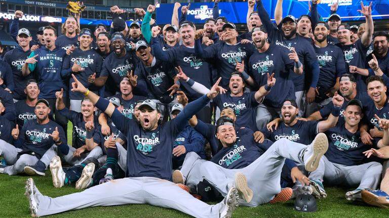 PHOTOS: Mariners defeat Blue Jays, 10-9, in Game 2