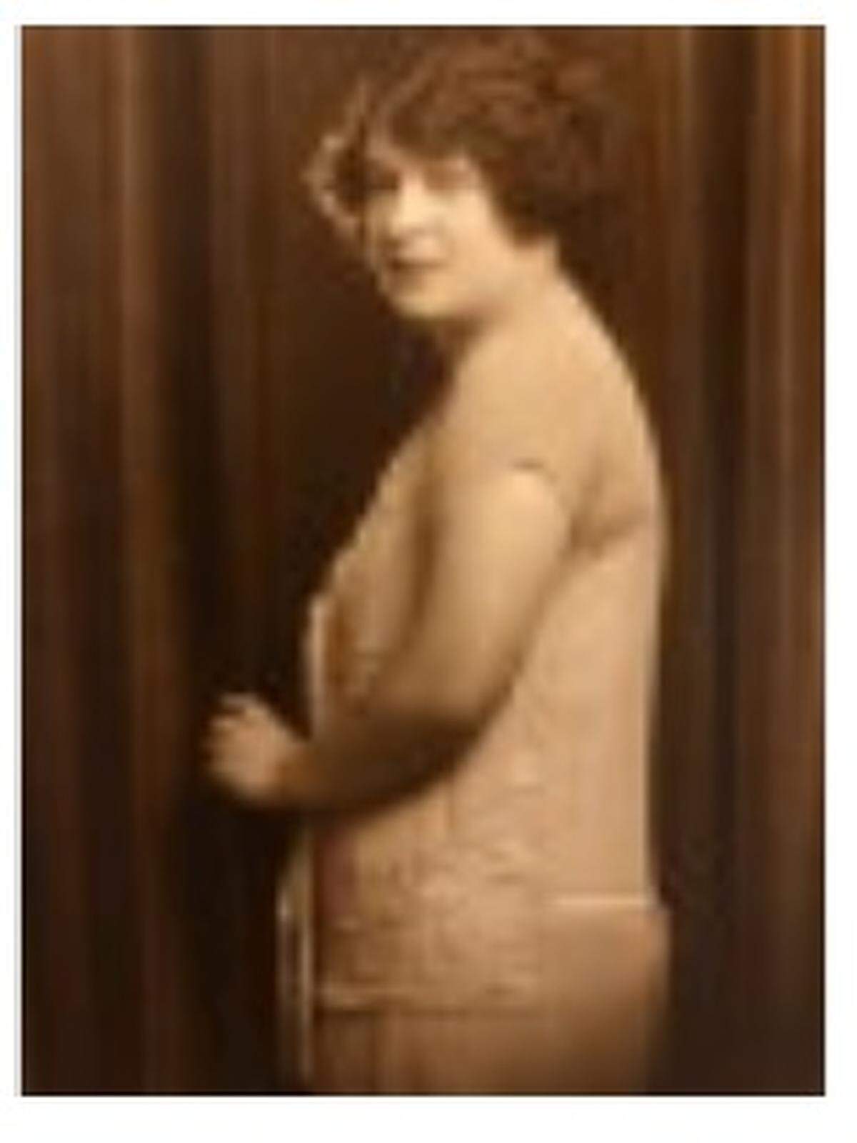 Lillian Hultgren wrote letters to the U.S. Navy inquiring about her son’s remains and personal effects.