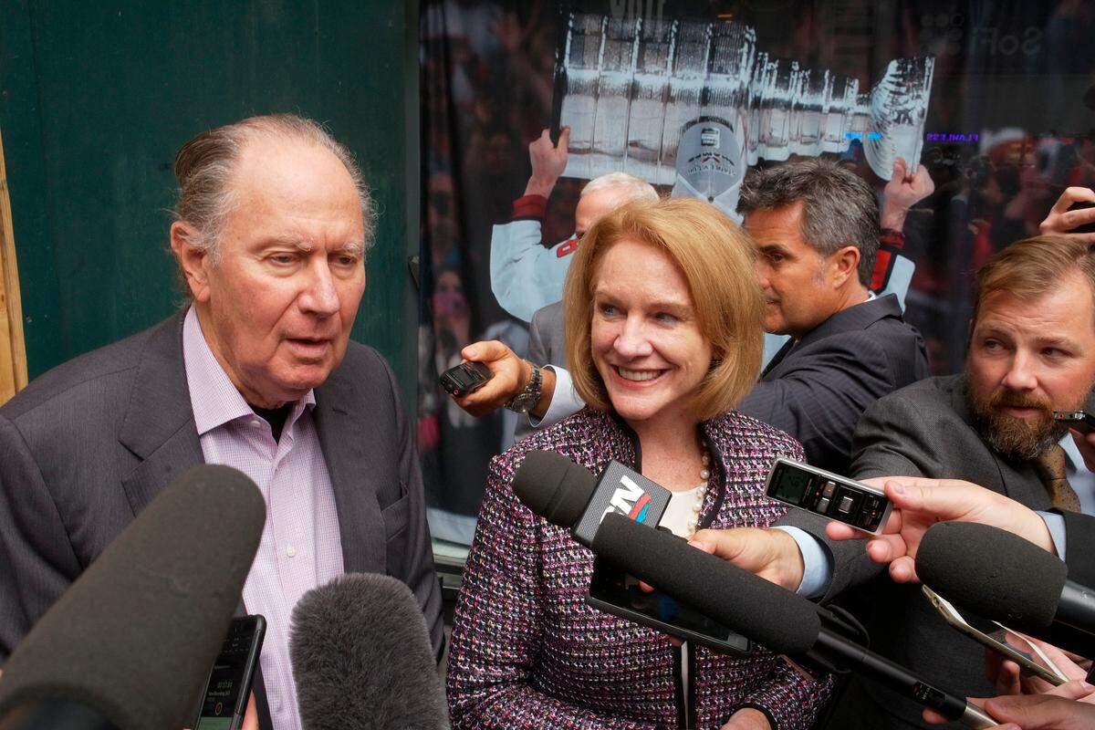 Los socios del Seattle Hockey, David Bonderman, izquierda, y la alcaldesa de Seattle, Jenny Durkan, hablan con los medios al salir de una reunión en la sede de la Liga Nacional de Hockey, el martes 2 de octubre de 2018, en Nueva York. Los miembros del posible grupo de propietarios de Seattle y la alcaldesa Durkan presentaron su caso ante el comité ejecutivo de la Junta de Gobernadores en la oficina de la liga. Si el comité ejecutivo avanza en el proceso, la junta pudiera votar en diciembre para otorgar la franquicia número 32 de la NHL a Seattle. (AP Photo/Mark Lennihan)