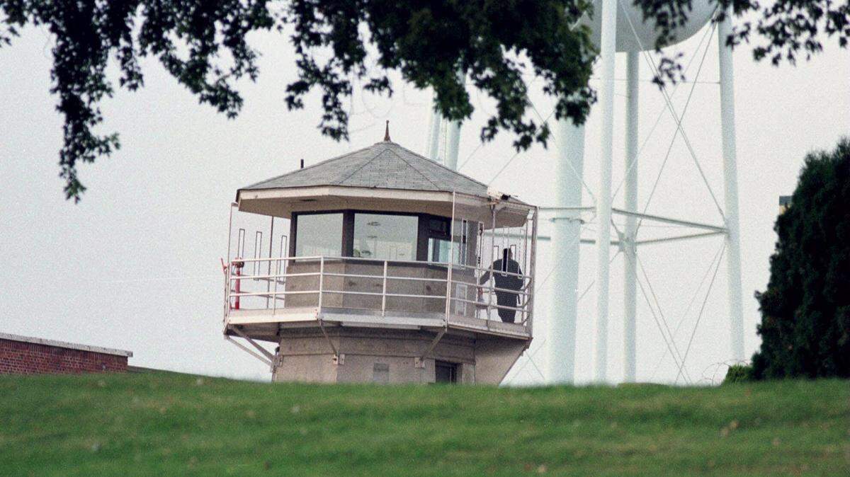 A 27-year-old Tri-City prisoner has died at the Washington State Penitentiary in Walla Walla. He was serving a five year sentence for convictions in Benton and Franklin counties.