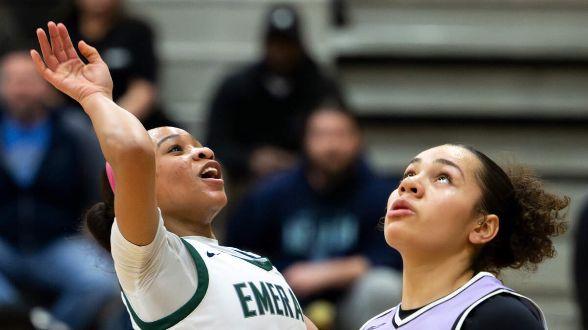 Semaj Williams (1) shoots over Sumner’s Olivia Collins (10) during the first half of of the girls basketball game at Emerald Ridge High School, on Thursday, Jan. 30, 2025, in Puyallup, Wash.
