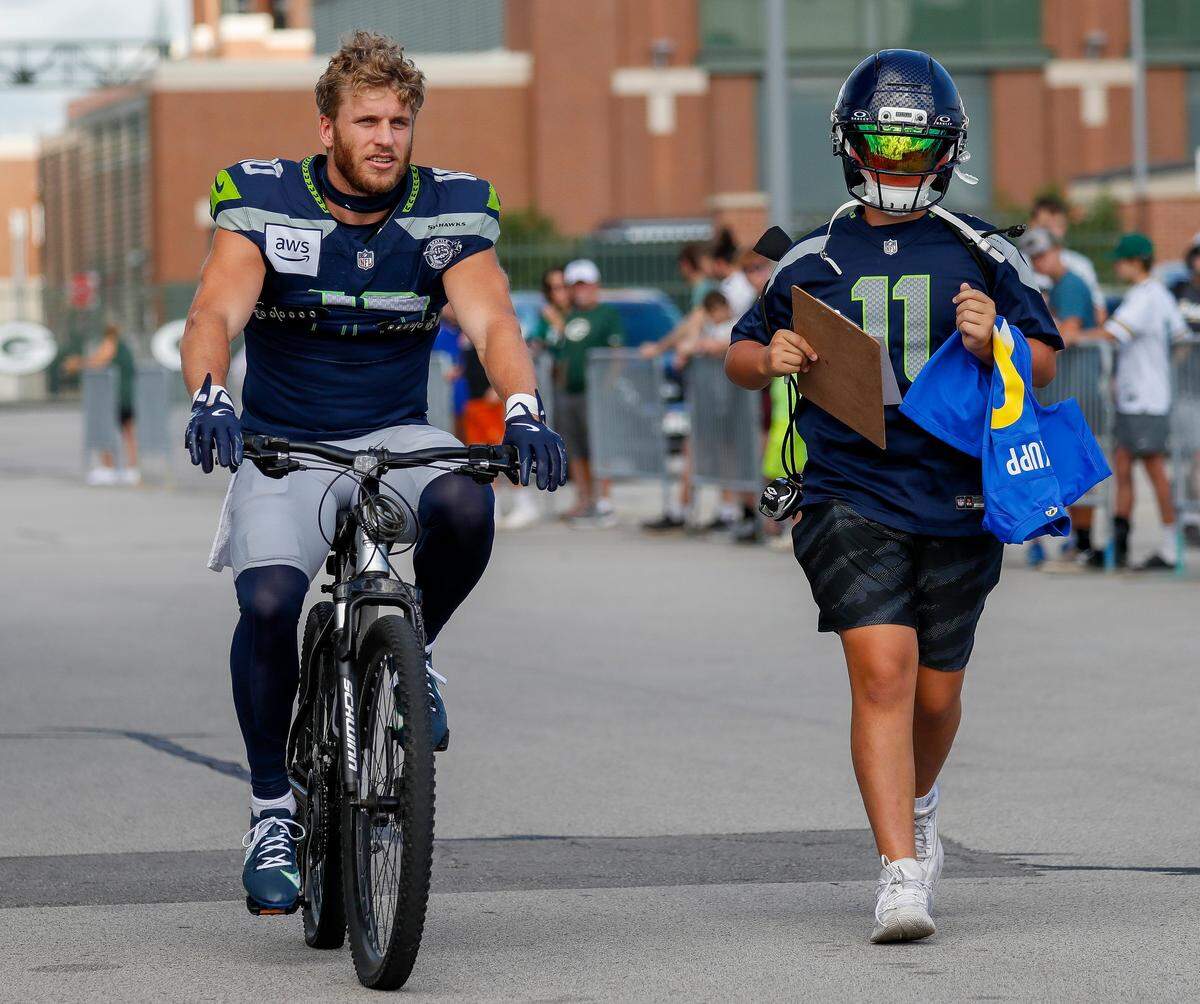 Seattle Seahawks wide receiver Cooper Kupp (10) rides a bicycle to a joint practice with the Green Bay Packers on Thursday, August 21, 2025, at Lambeau Field in Green Bay, Wis. Tork Mason/USA TODAY NETWORK-Wisconsin